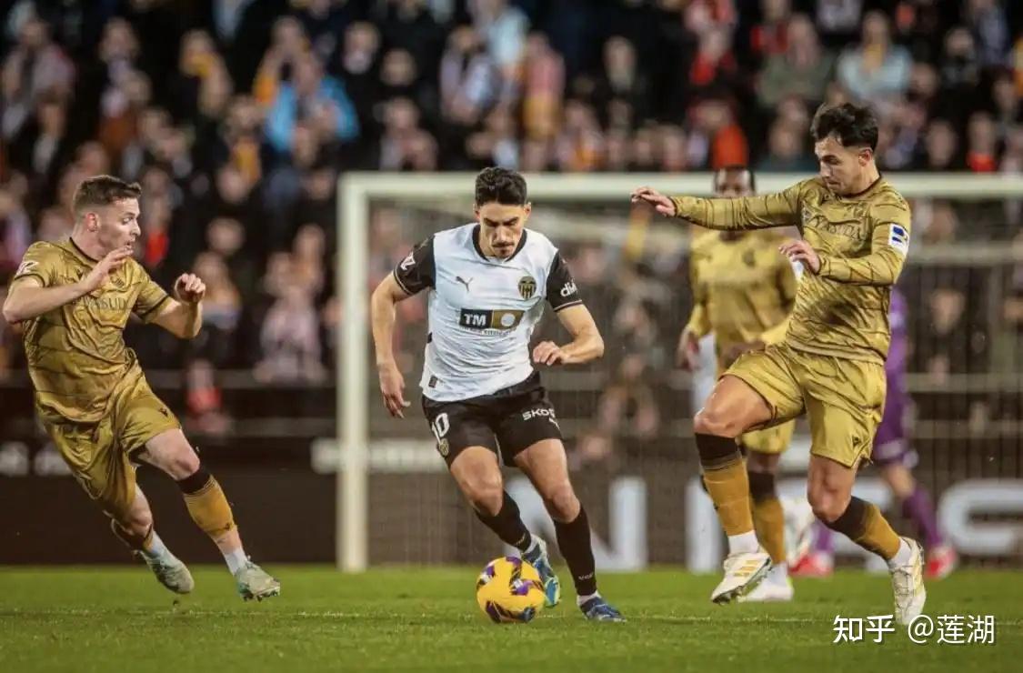 关于国际比赛日皇家社会备战西甲,调整名单细节曝光,球迷炸锅,训练强度明显提升的信息 关于国际比赛日皇家社会备战西甲,调整名单细节曝光,球迷炸锅,训练强度明显提升的信息