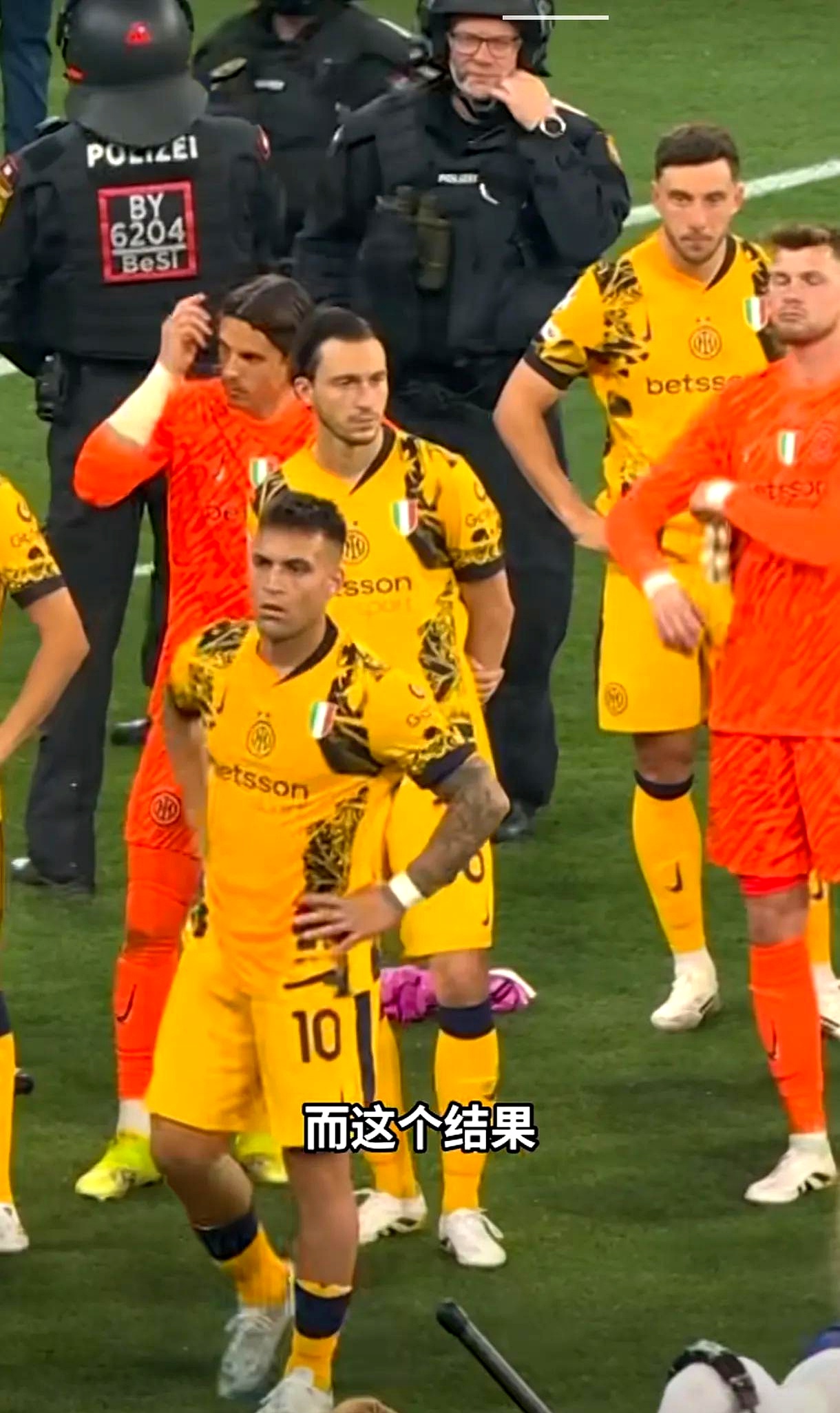 里程碑夜！巴塞罗那单刀错失，CBA季后赛关键时刻刷纪录，球迷炸锅，临场指挥获称赞的简单介绍