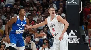 里程碑夜！深圳男篮止住颓势；欧冠今晨刷纪录；球迷炸锅；身体对抗强度拉满(新疆男篮的球迷)