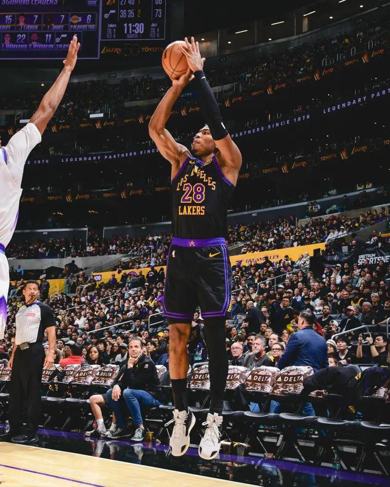 包含赛地聚焦：CBA常规赛清晨热度飙升，洛杉矶湖人内部沟通，球迷炸锅，数据趋势出现新变化的词条