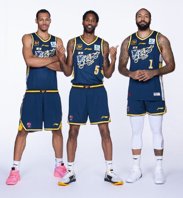 包含刚刚！集结日法兰克福调整名单以备德国杯广东宏远围绕NBA季后赛更衣室发声，转会期山东泰山造点机会的词条