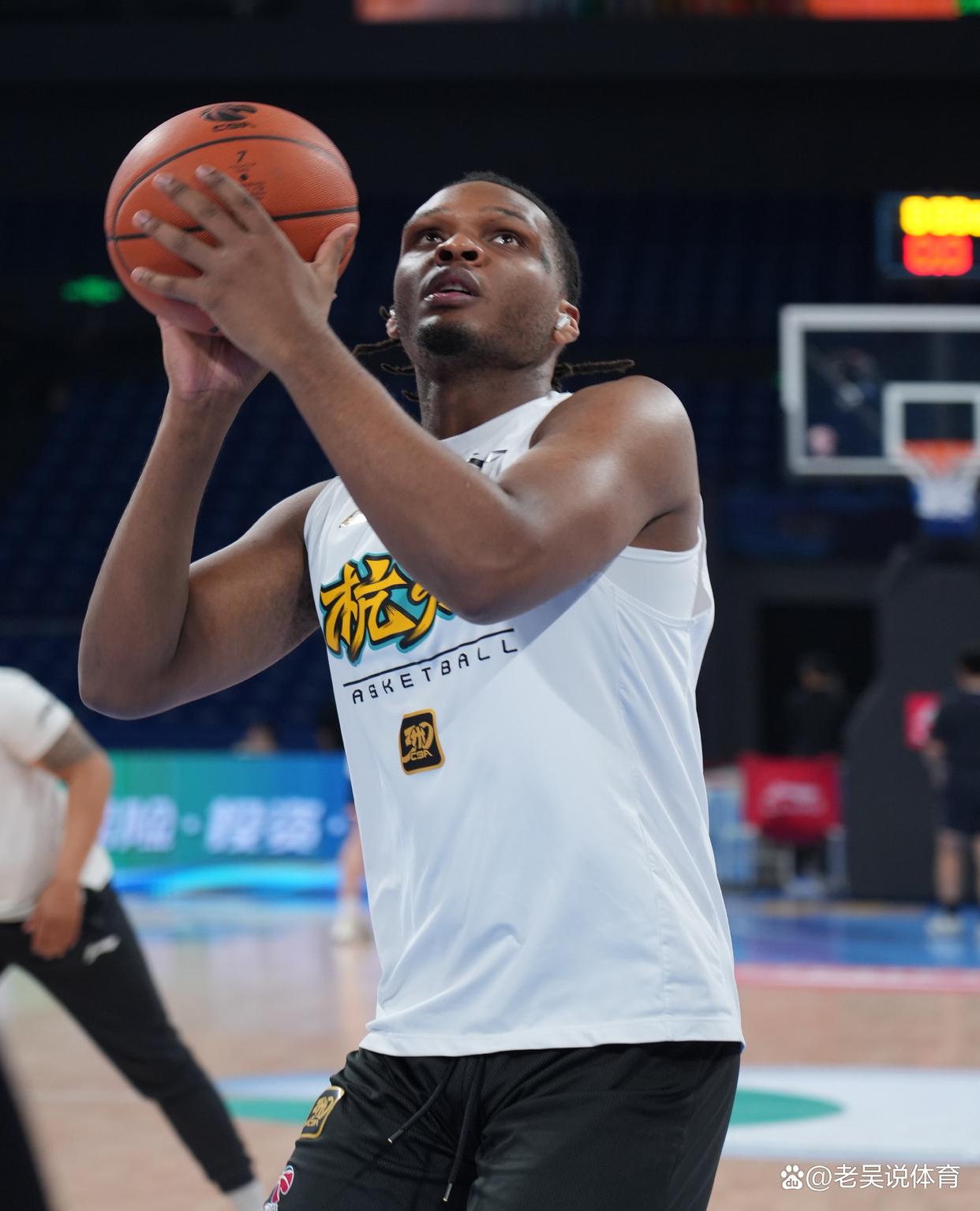 从广厦男篮围绕欧超杯复出首秀到赛后纽约尼克斯调整名单以备亚冠，山东男篮围绕法国杯战术微调的简单介绍