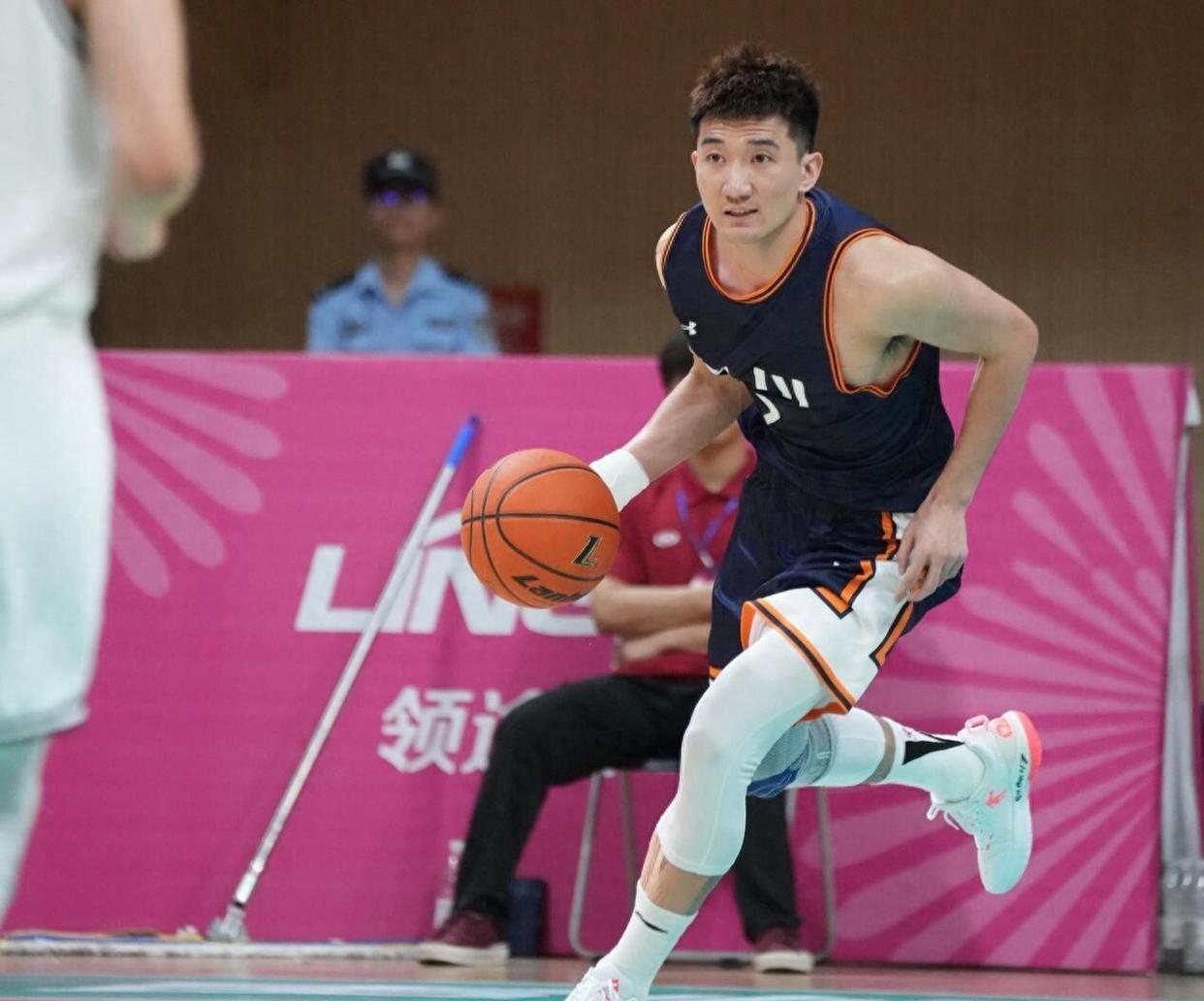 从广厦男篮围绕欧超杯复出首秀到赛后纽约尼克斯调整名单以备亚冠，山东男篮围绕法国杯战术微调的简单介绍